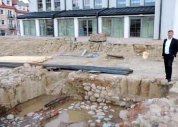 Wiceprezydent Andrzej Garlicki nad fragmentem ruin, które będą wyeksponowane / Adam Dąbrowski / Radio Białystok