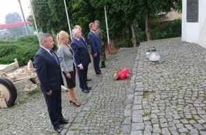 06.09.2020 Starachowice. Uroczystości w 81. rocznicę obrony Starachowic. Na zdjęciu (od lewej): Tomasz Andrzejewski - miejski radny, Agnieszka Kuś - radna powiatowa, poseł Krzysztof Lipiec, Mariusz Zaborski - miejski radny i Andrzej Pruś - przewodniczący Sejmiku Województwa Świętokrzyskiego / Anna Głąb / Radio Kielce