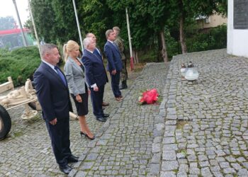 06.09.2020 Starachowice. Uroczystości w 81. rocznicę obrony Starachowic. Na zdjęciu (od lewej): Tomasz Andrzejewski - miejski radny, Agnieszka Kuś - radna powiatowa, poseł Krzysztof Lipiec, Mariusz Zaborski - miejski radny i  Andrzej Pruś - przewodniczący Sejmiku Województwa Świętokrzyskiego / Anna Głąb / Radio Kielce