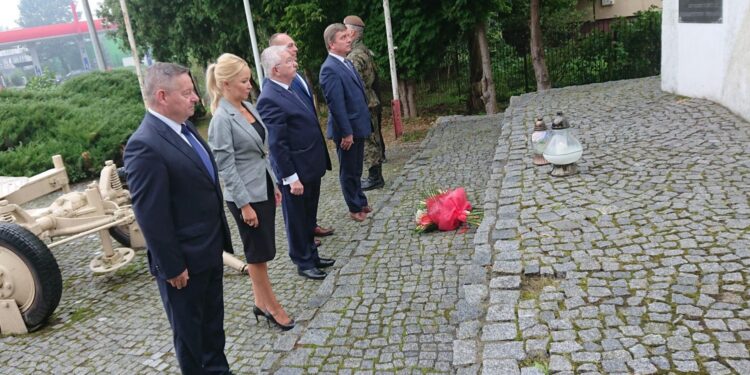 06.09.2020 Starachowice. Uroczystości w 81. rocznicę obrony Starachowic. Na zdjęciu (od lewej): Tomasz Andrzejewski - miejski radny, Agnieszka Kuś - radna powiatowa, poseł Krzysztof Lipiec, Mariusz Zaborski - miejski radny i  Andrzej Pruś - przewodniczący Sejmiku Województwa Świętokrzyskiego / Anna Głąb / Radio Kielce