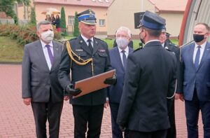 26.09.2020 Lipnik. Uroczystość przekazania nowego wozu strażackiego dla OSP Lipnik. Na zdjęciu (od lewej): poseł Andrzej Kryj, bryg. Grzegorz Rajca – zastępca komendanta wojewódzkiego PSP w Kielcach, poseł Krzysztof Lipiec, marszałek Andrzej Bętkowski i poseł Marek Kwitek / Emilia Sitarska / Radio Kielce