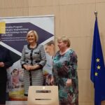 28.09.2020 Kielce. Podpisanie umów na wsparcie edukacji. Na zdjęciu (od lewej): Marian Buras - burmistrz Morawicy, Renata Janik - wicemarszałek województwa, Małgorzata Lisicka- skarbnik gminy Morawica / Daniel Lenart / Radio Kielce