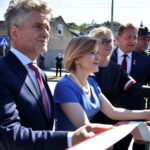 12.09.2020 Bodzentyn. Nadanie rondu imienia Żołnierzy Ponurego i Nurta. Na zdjęciu od lewej: senator Krzysztof Słoń, wiceminister sportu Anna Krupka, profesor Urszula Oettingen, burmistrz Bodzentyna Dariusz Skiba / st.szer. OT Daniel WOŚ