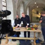 25.09.2020. Jędrzejów. Archiopactwo Cystersów w programie „Klasztorne smaki”. Na zdjęciu (od lewej): o. Jakub Zawadzki - proboszcz parafii bł. Wincentego Kadłubka w Jędrzejowie i Remigiusz Rączka / Archiopactwo Cystersów w Jędrzejowie