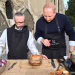 25.09.2020. Jędrzejów. Archiopactwo Cystersów w programie „Klasztorne smaki”. Na zdjęciu (od lewej): o. Jakub Zawadzki - proboszcz parafii bł. Wincentego Kadłubka w Jędrzejowie i Remigiusz Rączka / Archiopactwo Cystersów w Jędrzejowie