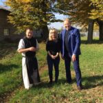 25.09.2020. Jędrzejów. Archiopactwo Cystersów w programie „Klasztorne smaki”. Na zdjęciu (od lewej): brat Bazyli, Aneta Chwalba - reżyser cyklu programów „Klasztorne smaki” i Remigiusz Rączka / Archiopactwo Cystersów w Jędrzejowie