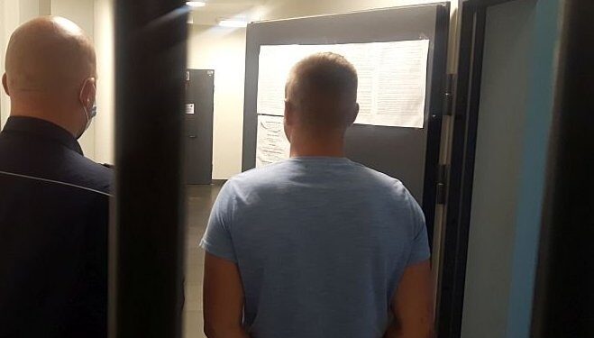 Zatrzymanie 20-letniego mieszkańca powiatu kieleckiego, podejrzewanego o sprzedaż narkotyków / świętokrzyska policja