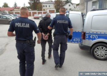17.09.2020 Pińczów. Policjanci zatrzymali 56-letniego mężczyznę, który od 7 lat ukrywał się przed wymiarem sprawiedliwości / świętokrzyska policja