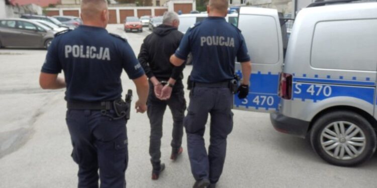 17.09.2020 Pińczów. Policjanci zatrzymali 56-letniego mężczyznę, który od 7 lat ukrywał się przed wymiarem sprawiedliwości / świętokrzyska policja