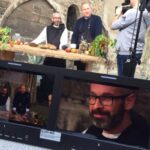 25.09.2020. Jędrzejów. Archiopactwo Cystersów w programie „Klasztorne smaki”. Na zdjęciu (od lewej): o. Jakub Zawadzki - proboszcz parafii bł. Wincentego Kadłubka w Jędrzejowie i Remigiusz Rączka / Archiopactwo Cystersów w Jędrzejowie