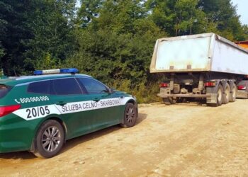 45 tys. paczek nielegalnych papierosów w wywrotce / Podlaska KAS