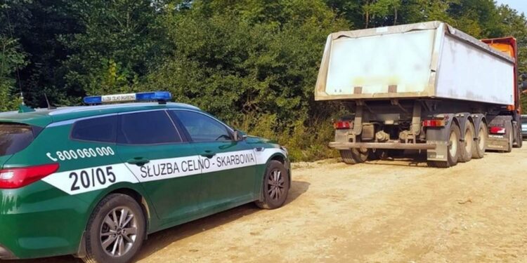 45 tys. paczek nielegalnych papierosów w wywrotce / Podlaska KAS