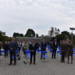 25.09.2020. Lipa. Uroczyste odsłonięcie obelisku poświęconego żołnierzom. Na zdjęcia Agata Wojtyszek - poseł PiS, Grzegorz Piec - starosta konecki, Jarosław Staciwa - członek zarządu powiatu koneckiego, Mateusz Garbacz - nadleśniczy Nadleśnictwa Ruda Maleniecka / Magdalena Galas-Klusek / Radio Kielce