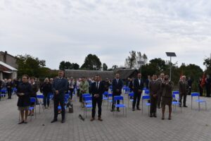 25.09.2020. Lipa. Uroczyste odsłonięcie obelisku poświęconego żołnierzom. Na zdjęcia Agata Wojtyszek - poseł PiS, Grzegorz Piec - starosta konecki, Jarosław Staciwa - członek zarządu powiatu koneckiego, Mateusz Garbacz - nadleśniczy Nadleśnictwa Ruda Maleniecka / Magdalena Galas-Klusek / Radio Kielce