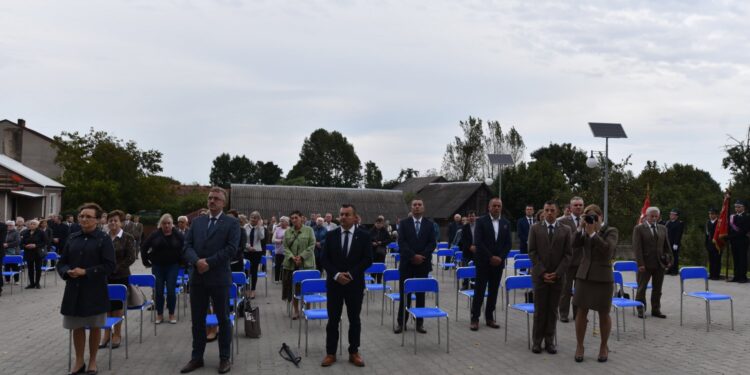 25.09.2020. Lipa. Uroczyste odsłonięcie obelisku poświęconego żołnierzom. Na zdjęcia Agata Wojtyszek - poseł PiS, Grzegorz Piec - starosta konecki, Jarosław Staciwa - członek zarządu powiatu koneckiego, Mateusz Garbacz - nadleśniczy Nadleśnictwa Ruda Maleniecka / Magdalena Galas-Klusek / Radio Kielce