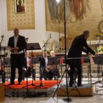 16.09.2020. Busko-Zdrój. XXVI Międzynarodowy Festiwal Muzyczny imienia Krystyny Jamroz w Busku-Zdroju. Koncert „Muzyka mistrzów” w kościele świętego Brata Alberta. Na zdjęciu: Jarosław Bręk - bas-baryton i Orkiestra Kameralna Filharmonii Świętokrzyskiej pod dyrekcją Jacka Rogali / Dorota Klusek / Radio Kielce