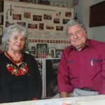 04.09.2020. Zagnańsk. Na zdjęciu: Alina Szymczyk - poetka i prezes Zrzeszenia Literatów Polskich im. Jana Pawła II w Chicago i Andrzej Zarębski - prezes Świętokrzyskiego Towarzystwa Regionalnego / Iwona Murawska / Radio Kielce