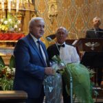 18.09.2020. Szaniec. XXVI Międzynarodowy Festiwal Muzyczny im. Krystyny Jamroz w Busku Zdroju. Benefis Jerzego Cygana w kościele w Szańcu. Na zdjęciu: Władysław Sikora – burmistrz Buska Zdroju, Jerzy Cygan / Dorota Klusek / Radio Kielce