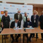 23.09.2020 Końskie. Podpisanie przystąpienia Końskich do Programu Gmina Przyjazna Seniorom. Umowę podpisują (od lewej): Łukasz Salwarowski - prezes Stowarzyszenia MANKO, wydawca „Głosu seniora" i organizator akcji / Magdalena Galas-Klusek / Radio Kielce