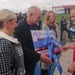 26.09.2020 Nowiny. Uroczyste otwarcie nowej siedziby klubu GKS Nowiny. Na zdjęciu (od lewej): radni gminy Sitkówka Nowiny - Renata Krzysiek-Nowakowska, Marian Wilk i Agnieszka Stępień oraz Przemysław Cichoń - prezes klubu GKS Nowiny / Kamil Król / Radio Kielce