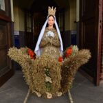 03.09.2020. Skórnice. Wieniec dożynkowy w postaci figury Matki Bożej / Magdalena Galas-Klusek / Radio Kielce