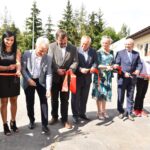 04.09.2020. Kopaniny. Otwarcie Szkoły Podstawowej w Kopaninach. Na zdjęciu (od lewej): Sławomir Drzazga - dyrektor Szkoły Podstawowej w Kopaninach, Anna Siek - przedstawiciel rodziców, Cezary Maliborski - naczelnik Wydziału Inwestycji w Urzędzie Miasta i Gminy w Końskich, Piotr Słoka - przewodniczący Rady Miejskiej w Końskich, Stanisław Chrabąszcz - przedstawiciel firmy EXPOL-BIS sp.j., Marzena Wychowaniec - sołtys Bedlna, Krzysztof Majchrzak - sołtys minionej kadencji, Krzysztof Obratański - burmistrz Końskich, Milena Łuszczyńska  i Wiktor Łuszczyński - uczniowie szkoły / Magdalena Galas-Klusek / Radio Kielce