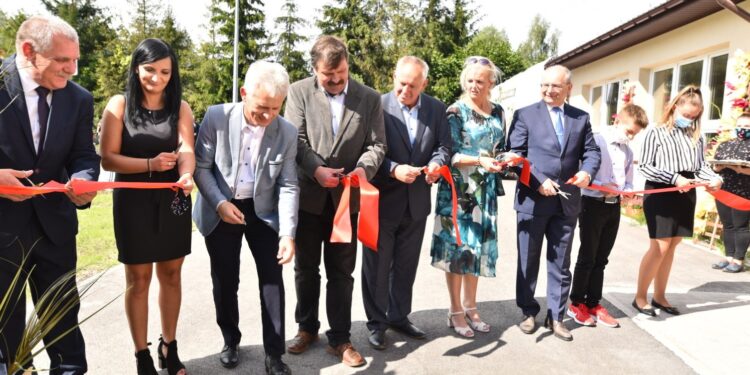 04.09.2020. Kopaniny. Otwarcie Szkoły Podstawowej w Kopaninach. Na zdjęciu (od lewej): Sławomir Drzazga - dyrektor Szkoły Podstawowej w Kopaninach, Anna Siek - przedstawiciel rodziców, Cezary Maliborski - naczelnik Wydziału Inwestycji w Urzędzie Miasta i Gminy w Końskich, Piotr Słoka - przewodniczący Rady Miejskiej w Końskich, Stanisław Chrabąszcz - przedstawiciel firmy EXPOL-BIS sp.j., Marzena Wychowaniec - sołtys Bedlna, Krzysztof Majchrzak - sołtys minionej kadencji, Krzysztof Obratański - burmistrz Końskich, Milena Łuszczyńska  i Wiktor Łuszczyński - uczniowie szkoły / Magdalena Galas-Klusek / Radio Kielce