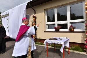 04.09.2020. Kopaniny. Otwarcie Szkoły Podstawowej w Kopaninach. Na zdjęciu: Henryk Tomasik - biskup diecezji radomskiej / Magdalena Galas-Klusek / Radio Kielce