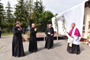 04.09.2020. Kopaniny. Otwarcie Szkoły Podstawowej w Kopaninach. Na zdjęciu (po prawej): Henryk Tomasik - biskup diecezji radomskiej / Magdalena Galas-Klusek / Radio Kielce