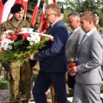05.09.2020 Końskie. Konecki Wrzesień. Kwiaty składają (od lewej): Grzegorz Piec - starosta konecki, Robert Plech - radny powiatowy i Łukasz Kubka - wiceprzewodniczący rady powiatu / Magdalena Galas-Klusek / Radio Kielce