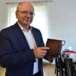 17.09.2020. Końskie. Znaleziska w Pałacu Małachowskich. Na zdjęciu: Krzysztof Obratański - burmistrz Końskich / Magdalena Galas-Klusek / Radio Kielce