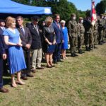 12.09.2020. Bodzentyn. Nadanie rondu imienia Żołnierzy Ponurego i Nurta. Na zdjęciu od lewej: senator Krzysztof Słoń, wiceminister sportu Anna Krupka, Leszek Bukowski z Kieleckiej delegatury IPN, podpułkownik Tadeusz Barański, profesor Urszula Oettingen, burmistrz Bodzentyna Dariusz Skiba / Anna Głąb / Radio Kielce