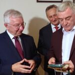 21.09.2020. Skarżysko-Kamienna. Otwarcie biura poselskiego posła na Sejm RP Krzysztofa Lipca. Na zdjęciu (od lewej): poseł Krzysztof Lipiec, Zbigniew Koniusz - wojewoda świętokrzyski, Andrzej Bętkowski - marszałek województwa świętokrzyskiego / Anna Głąb / Radio Kielce