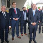 26.09.2020. Skarżysko-Kamienna. XXV Pielgrzymka Pracowników Przemysłu Zbrojeniowego i Lotniczego. Na zdjęciu (od lewej): Krzysztof Lipiec - prezes świętokrzyskich struktur PiS, Maciej Małecki - wiceminister aktywów państwowych, Stanisław Głowacki - przewodniczący NSZZ Solidarność Przemysłu Zbrojeniowego i Lotniczego , Piotr Wawrzyk - wiceminister spraw zagranicznych i Jarosław Rusiecki - senator PiS / Anna Głąb / Radio Kielce