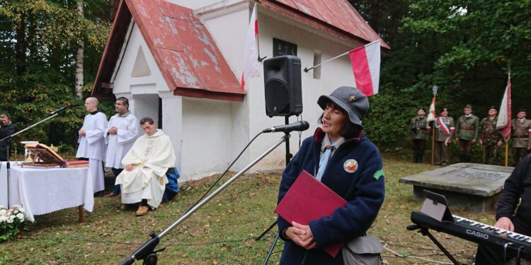 Wąchock pamięta o państwie podziemnym - Radio Kielce 28.09.2020. Wąchock, Obchody 81.rocznicy powstania Polskiego Państwa Podziemnego i Szarych Szeregów. Na zdjęciu: Anna Skibińska - wiceprezes Okręgu - Środowiska Świętokrzyskich Zgrupowań Partyzanckich Ponury-Nurt / Anna Głąb / Radio Kielce