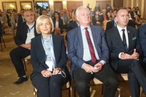 06.09.2020. Kielce. Zjazd wojewódzki partii Porozumienia. Na zdjęciu (od lewej): Renata Janik - wicemarszałek województwa świętokrzyskiego, Jarosław Gowin - prezes Porozumienia i Michał Cieślak - poseł Porozumienia / Michał Kita / Radio Kielce