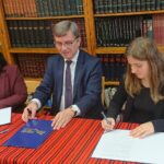 10.09.2020. Kielce. Podpisanie porozumienia pomiędzy Pedagogiczną Biblioteką Wojewódzką a młodzieżowym sejmikiem województwa. Na zdjęciu (od lewej): Urszula Salwa - dyrektor Pedagogicznej Biblioteki Wojewódzkiej w Kielcach, Andrzej Pruś - przewodniczący sejmiku województwa świętokrzyskiego, Zofia Mogielska - przewodnicząca młodzieżowego sejmiku województwa / Michał Kita / Radio Kielce