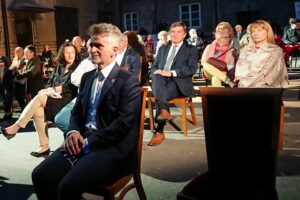 19.09.2020. Kielce. Pożegnanie siedziby Teatru im. Stefana Żeromskiego. Na zdjęciu (na pierwszym planie): Krzysztof Słoń - senator PiS; (z tyłu): Andrzej Pruś - przewodniczący sejmiku województwa świętokrzyskiego, Małgorzata Pruś - dyrektor biura poselskiego Krzysztofa Lipca / Michał Kita / Radio Kielce