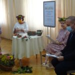 04.09.2020. Jędrzejów. Narodowe Czytanie w Miejsko-Gminnej Biblioteki Publicznej w Jędrzejowie. Na zdjęciu (od lewej): Jadwiga Sosnowska - kierownik Biblioteki Pedagogicznej,  Teresa Dudek - sołtys wsi Diament,  Renata Kawiorska - sekretarz gminy Jędrzejów i Marcin Piszczek - burmistrz Jędrzejowa / Ewa Pociejowska-Gawęda / Radio Kielce