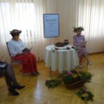 04.09.2020. Jędrzejów. Narodowe Czytanie w Miejsko-Gminnej Biblioteki Publicznej w Jędrzejowie. Na zdjęciu (od lewej): Jadwiga Sosnowska - kierownik Biblioteki Pedagogicznej,  Teresa Dudek - sołtys wsi Diament,  Renata Kawiorska - sekretarz gminy Jędrzejów i Marcin Piszczek - burmistrz Jędrzejowa / Ewa Pociejowska-Gawęda / Radio Kielce