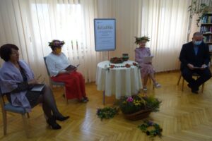 04.09.2020. Jędrzejów. Narodowe Czytanie w Miejsko-Gminnej Biblioteki Publicznej w Jędrzejowie. Na zdjęciu (od lewej): Jadwiga Sosnowska - kierownik Biblioteki Pedagogicznej, Teresa Dudek - sołtys wsi Diament, Renata Kawiorska - sekretarz gminy Jędrzejów i Marcin Piszczek - burmistrz Jędrzejowa / Ewa Pociejowska-Gawęda / Radio Kielce