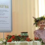 04.09.2020. Jędrzejów. Narodowe Czytanie w Miejsko-Gminnej Biblioteki Publicznej w Jędrzejowie. Na zdjęciu: Renata Kawiorska - sekretarz gminy Jędrzejów / Ewa Pociejowska-Gawęda / Radio Kielce