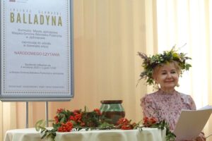 04.09.2020. Jędrzejów. Narodowe Czytanie w Miejsko-Gminnej Biblioteki Publicznej w Jędrzejowie. Na zdjęciu: Renata Kawiorska - sekretarz gminy Jędrzejów / Ewa Pociejowska-Gawęda / Radio Kielce