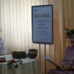 04.09.2020. Jędrzejów. Narodowe Czytanie w Miejsko-Gminnej Biblioteki Publicznej w Jędrzejowie. Na zdjęciu (od lewej): Teresa Dudek - sołtys wsi Diament i Renata Kawiorska - sekretarz gminy Jędrzejów / Ewa Pociejowska-Gawęda / Radio Kielce