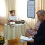 04.09.2020. Jędrzejów. Narodowe Czytanie w Miejsko-Gminnej Biblioteki Publicznej w Jędrzejowie. Na zdjęciu (od lewej): Jadwiga Sosnowska - kierownik Biblioteki Pedagogicznej,  Teresa Dudek - sołtys wsi Diament i Marcin Piszczek - burmistrz Jędrzejowa / Ewa Pociejowska-Gawęda / Radio Kielce