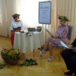 04.09.2020. Jędrzejów. Narodowe Czytanie w Miejsko-Gminnej Biblioteki Publicznej w Jędrzejowie. Na zdjęciu (od lewej): Jadwiga Sosnowska - kierownik Biblioteki Pedagogicznej,  Teresa Dudek - sołtys wsi Diament,  Renata Kawiorska - sekretarz gminy Jędrzejów i Marcin Piszczek - burmistrz Jędrzejowa / Ewa Pociejowska-Gawęda / Radio Kielce