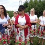 06.09.2020. Mieronice. Otwarcie salonu hamakowego. Na zdjęciu (od lewej): Justyna Halicka - prezes stowarzyszenia Rozwoju Mieronic „Idziemy w przyszłość” i Zofia Stanek - pomysłodawczyni powstania salonu hamakowego oraz członkini Stowarzyszenia Rozwoju Mieronic „Idziemy w przyszłość” / Ewa Pociejowska-Gawęda / Radio Kielce