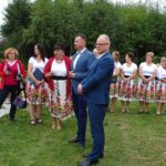 06.09.2020. Mieronice. Otwarcie salonu hamakowego. Na zdjęciu (w środku): Justyna Halicka - prezes stowarzyszenia Rozwoju Mieronic „Idziemy w przyszłość”, Zofia Stanek - pomysłodawczyni powstania salonu hamakowego oraz członkini Stowarzyszenia Rozwoju Mieronic „Idziemy w przyszłość”, Paweł Faryna - starosta jędrzejowski i Mariusz Piotrowski - burmistrz Małogoszcza / Ewa Pociejowska-Gawęda / Radio Kielce