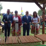 06.09.2020. Mieronice. Otwarcie salonu hamakowego. Na zdjęciu (od lewej): od lewej: Paweł Faryna - starosta jędrzejowski, Zofia Stanek - pomysłodawczyni powstania salonu hamakowego oraz członkini Stowarzyszenia Rozwoju Mieronic „Idziemy w przyszłość”, Mariusz Piotrowski - burmistrz Małogoszcza i Justyna Halicka - prezes stowarzyszenia Rozwoju Mieronic „Idziemy w przyszłość” / Ewa Pociejowska-Gawęda / Radio Kielce