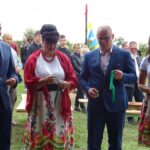 06.09.2020. Mieronice. Otwarcie salonu hamakowego. Na zdjęciu (od lewej): od lewej: Paweł Faryna - starosta jędrzejowski, Zofia Stanek - pomysłodawczyni powstania salonu hamakowego oraz członkini Stowarzyszenia Rozwoju Mieronic „Idziemy w przyszłość”, Mariusz Piotrowski - burmistrz Małogoszcza i Justyna Halicka - prezes stowarzyszenia Rozwoju Mieronic „Idziemy w przyszłość” / Ewa Pociejowska-Gawęda / Radio Kielce